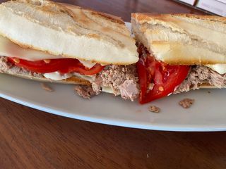 Bocadillo Atún Y Tomate