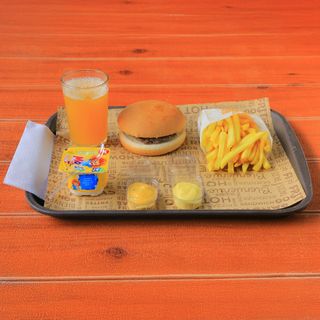 Hamburger + Frites + Jus + Yaourt