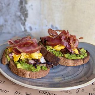 Avocado, uova strapazzate e pancetta