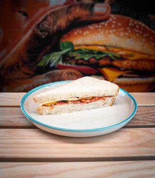 Сендвіч з салямі та сиром