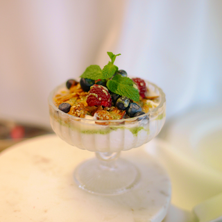 Granola cu iaurt si fructe de padure