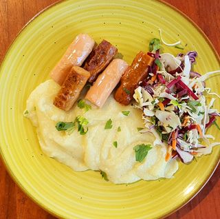 Carnaciori vegani cu piure și salata de varza 