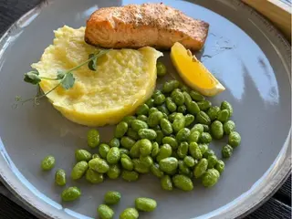 Stek z łososia z puree ziemniaczanym i bobami edamame