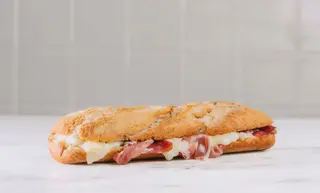 Sandes de presunto e queijo de ovelha curado
