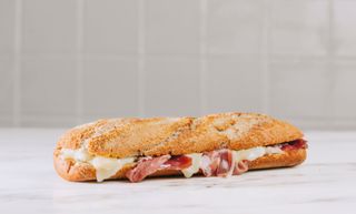 Baguete de presunto e queijo de ovelha curado