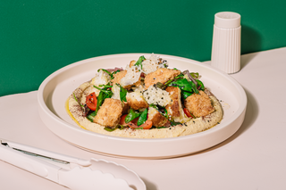 Salata cu Hummus si Pui Crispy