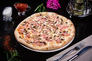 Pizza Proisciutto e Funghi