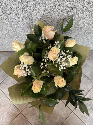 Bukiet z 5 écru róż 