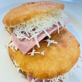 Arepa De Jamón Y Queso (1 Ud.)