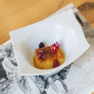 Torrija De Brioche Caramelizada Con Salsa De Maracuyá