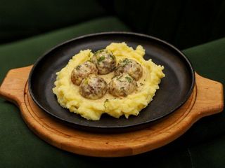 Пательня з мітболами та картопляним пюре в вершковому соусі 500г