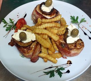 Punjeni pileći medaljoni-feta, spanać, masline 600g