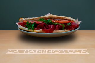 17 Bresaola, mozzarella, rucola, pomodoro, limone e pepe