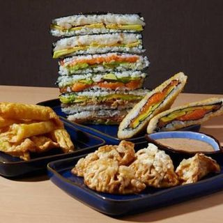 Combo 4 sushi sandwiches y 2 entrantes