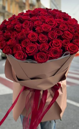 75 de trandafiri roșii Royal — The Majesty of Love