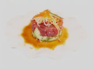 Tartar de atún con aguacate picante