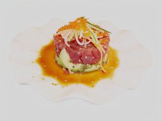 Tartar de atún con aguacate picante