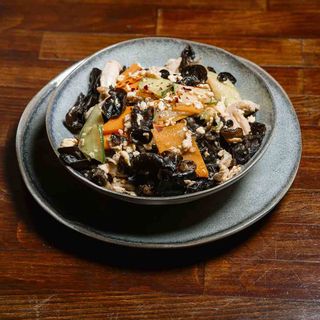 Pui cu urechi de lemn si usturoi