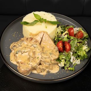 Escalop de porc cu sos de ciuperci si piure de cartofi ( 520gr )