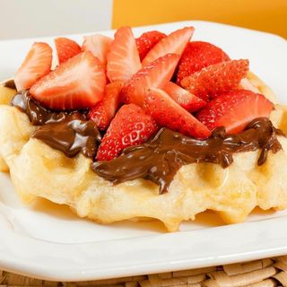 Waffle con crema chantilly e fragole