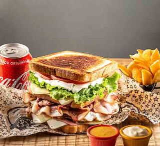 Sándwich Cubano Con Patatas Y Bebida