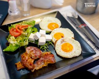 Jaja na oko sa slaninom