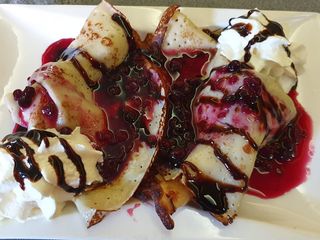 Palačinke sa šumskim voćem i sladoledom