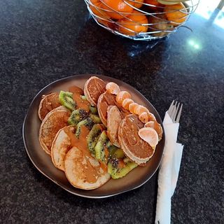 Panquecas de Aveia e Banana com Fruta