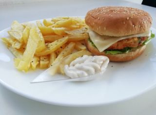 Hambúrguer de Legumes com Batata Frita Artesanal