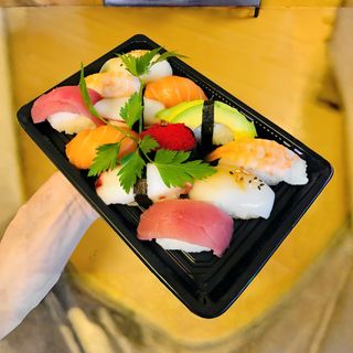 Mixto Nigiri, Sashimi Y Maki (17 Uds.)