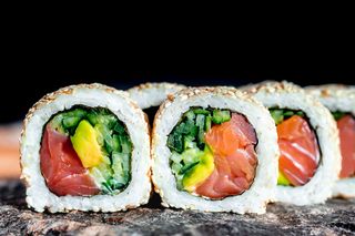 Рол Каліфорнія зі слабосоленим лососем в ікрі (300г)