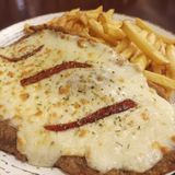 Milanesa Suiza con papas fritas