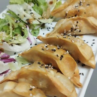 Gyozas de verduras con salsa teriyaki y sésamo