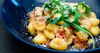 Njoke ili zeleni rezanci u umaku plodovi mora