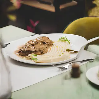 Teleći medaljoni u sosu od šampinjona 400 gr