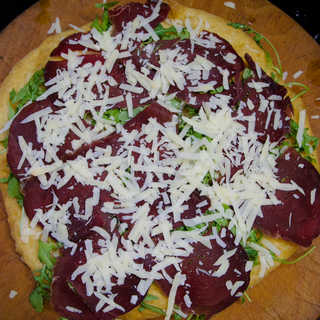 Focaccia fritta con rucola, bresaola, grana