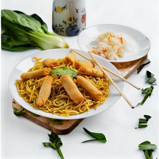 6. Sajgonki 8szt. z surówką i makaronem