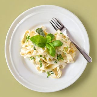 Tagliatelle cu fistic și busuioc