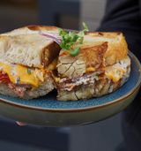 Хлібний тост з індичкою