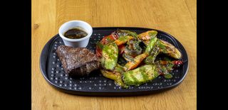 Телешки стек с гриловани зеленчуци (300г)