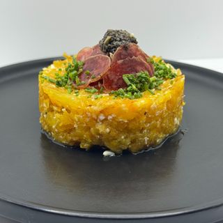 Huevos eco rotos con trufa y fuet de Vic 