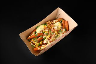 Батат фрі з кукурудзою та пармезаном під сирним соусом