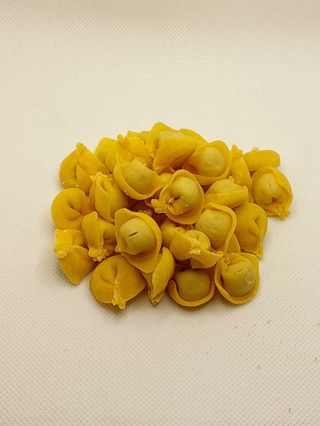 1 porzione TORTELLINI PICCOLI di carne da brodo  da cuocere
