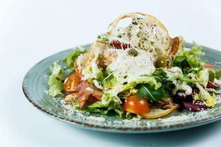 Цезар з куркою та беконом (220г)