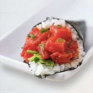 98. Temaki de atún (1 pieza)