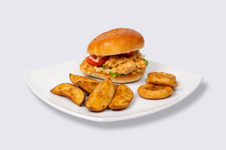 Snitzel Burger cu cartofi wedges 600g + bautura la alegere