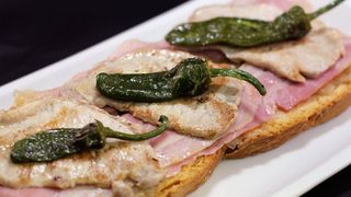 Torrada Lomo,Bacon,Padrón y Cebolla