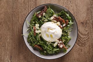 ENSALADA  DI BURRATA E POMODORO SECCO