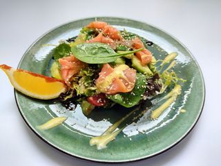 Салат з лососем та авокадо (240г)