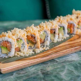 Maki Roll de quinoa con tartar de salmón y aguacate